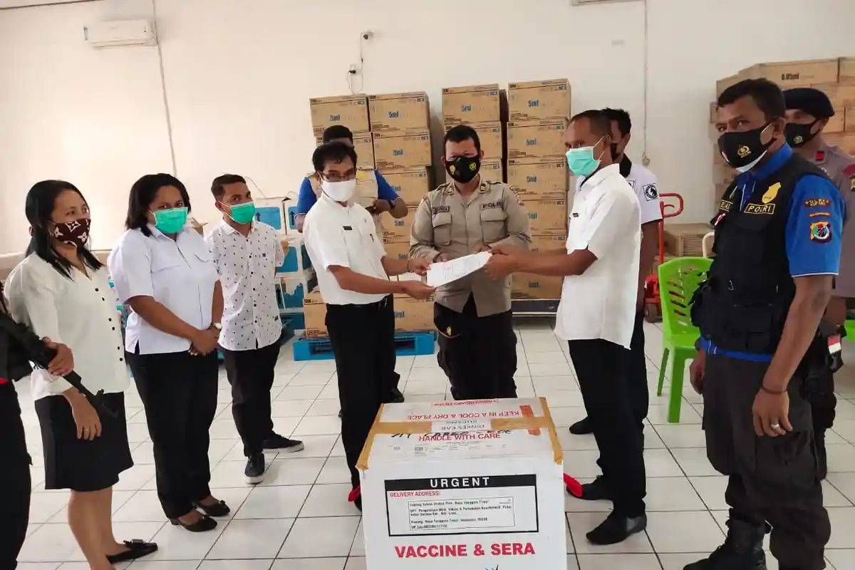 Anggota Polres Kupang Kawal Pendistribusian Vaksin Tahap I Termin II
