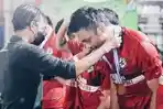 denni-mappa-saat-mengalungkan-medali-kepada-salah-satu-pemain.jpg