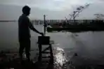 Ziarah Makam Ditengah Banjir Rob di Semarang