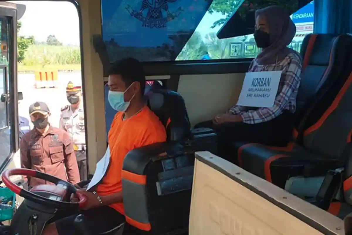 Reka Ulang Kecelakaan Maut Bus Tol Sumo, Ada Momen Ambil Alih Kemudi Sampai Sopir Terpental 20 Meter