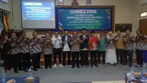 Rektor-Universitas-Bhineka-PGRI-UBhi-Tulungagung-Dr-Imam-Sujono-SPd-MM-batik-tengah.jpg