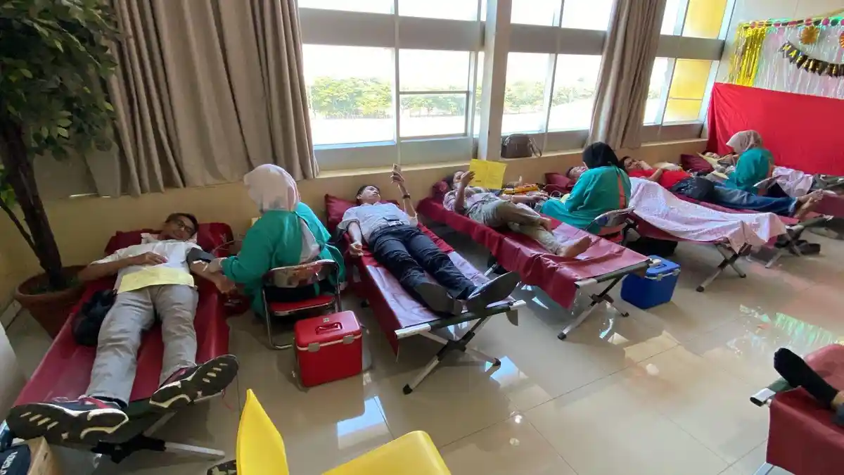 Warga Makassar Ramai-ramai Donor Darah di MTC Karebosi, Dapat Beras, Minyak Goreng dan Snack