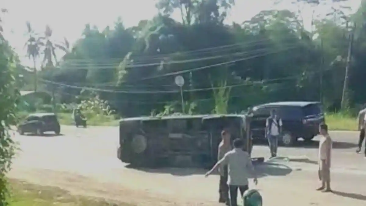 Ambulance Polres Merangin Kecelakaan hingga Terguling, Warga: Ada Dentuman Keras, Satu Motor Hancur 