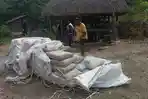 Beberapa-warga-tampak-sedang-memindahkan-bantuan-semen.jpg