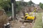 proses-pembangunan-jembatan-ngadi-yang-menghubungkan-kabupaten-kediri.jpg