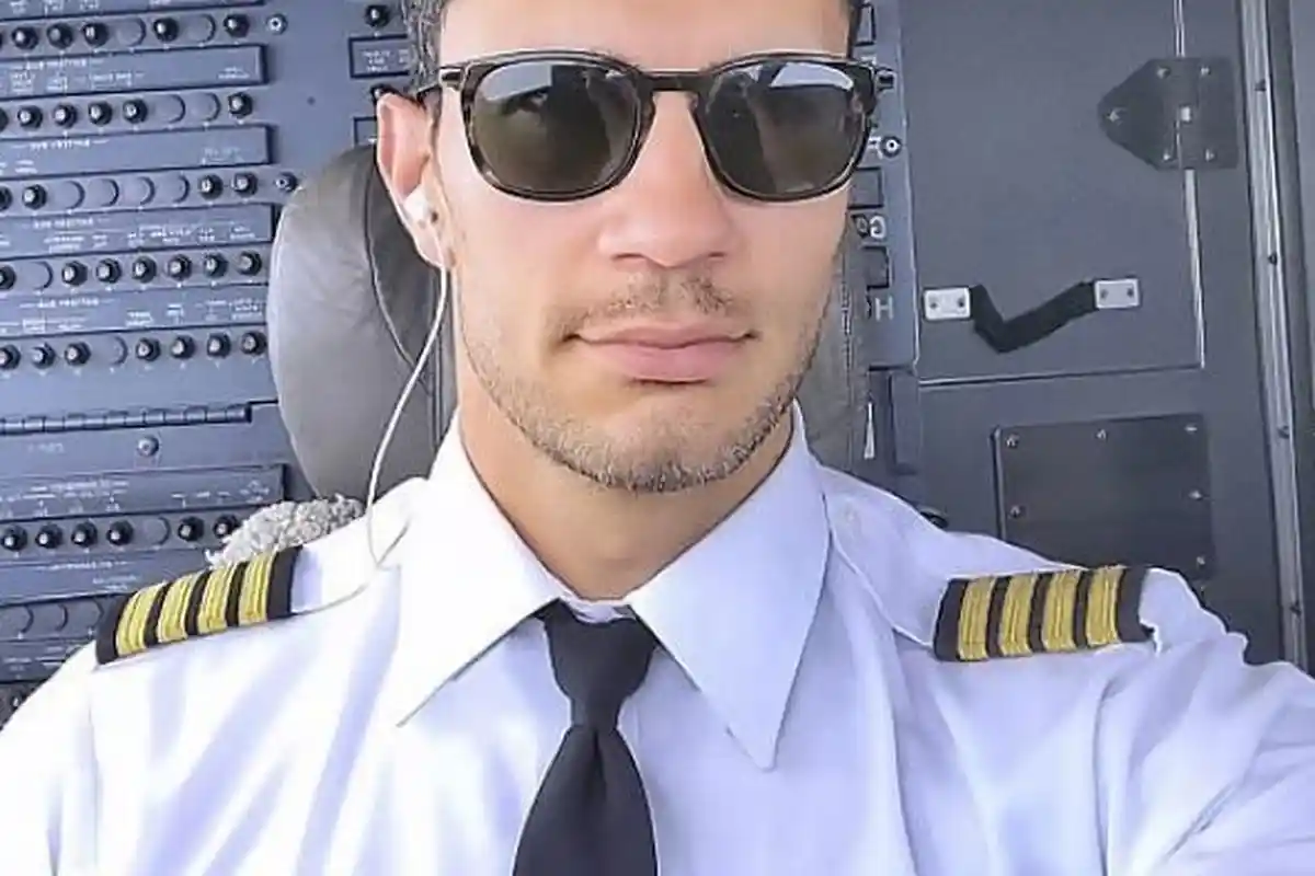 Sering Selfie Pamerkan Perut Sixpacknya, Pilot Ganteng Ini Langsung Banjir Ribuan Follower