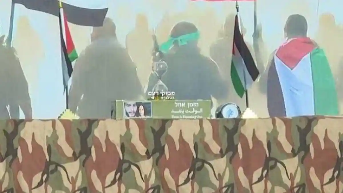 Putaran ke-6 Pertukaran, Hamas Beri Hadiah Koin Emas dan Jam Pasir ke Sandera Israel, Apa Maknanya? - Hamas-memberi-hadiah-ke-Einav-Zinchauker-sandera-Israel.jpg