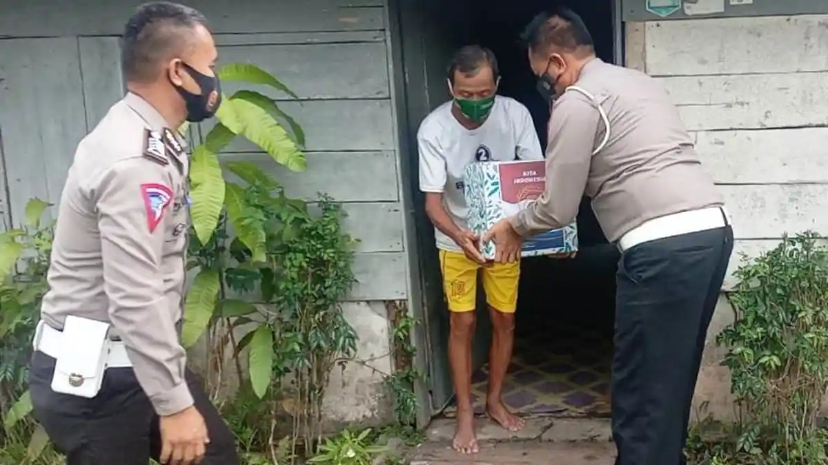 Satlantas Polres Belitung Timur Bagi-bagi Paket Bantuan Bagi Warga Terdampak Pandemi