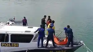 evakuasi-korban-kebakaran-kapal.jpg