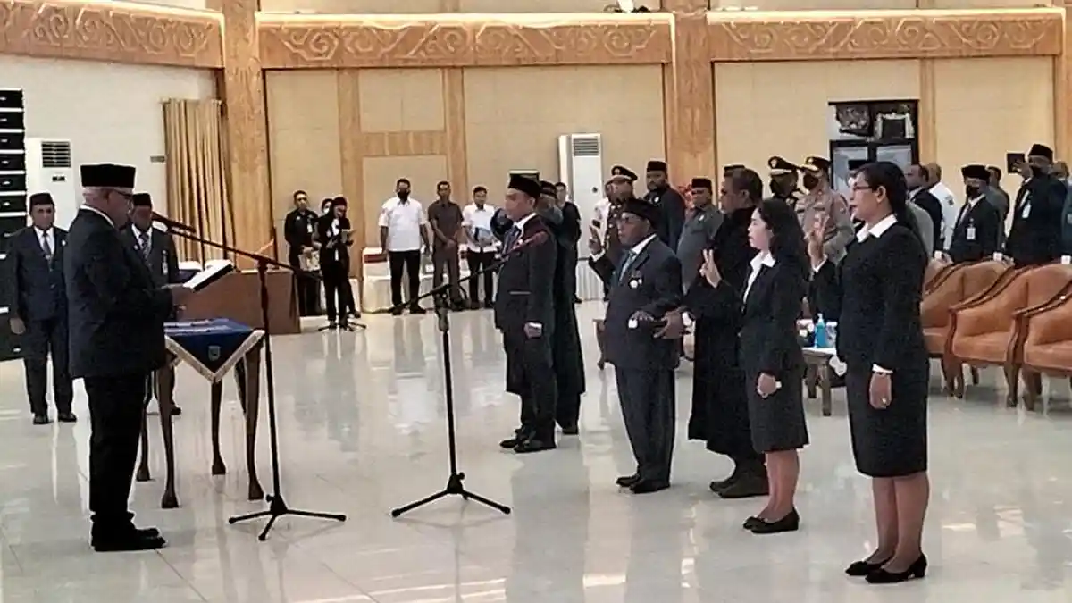 Pj Gubernur Papua Barat Paulus Waterpauw Lantik Nataniel D Mandacan ...