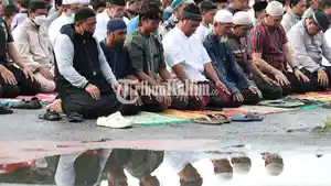 hujan-tak-surutkan-warga-muhammadiyah-di-balikpapan-salat-idul-adha_02.jpg