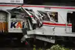 Evakuasi Korban Tabrakan Kereta di Stasiun Bekasi Timur