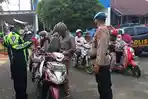Personel-Lantas-Nunukan-mengecek-surat-kendaraan-pengendara-sepeda-motor-ykdmf.jpg