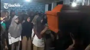 Jenazah-korban-kecelakaan-ambulans-tiba-di-rumah-duka.jpg