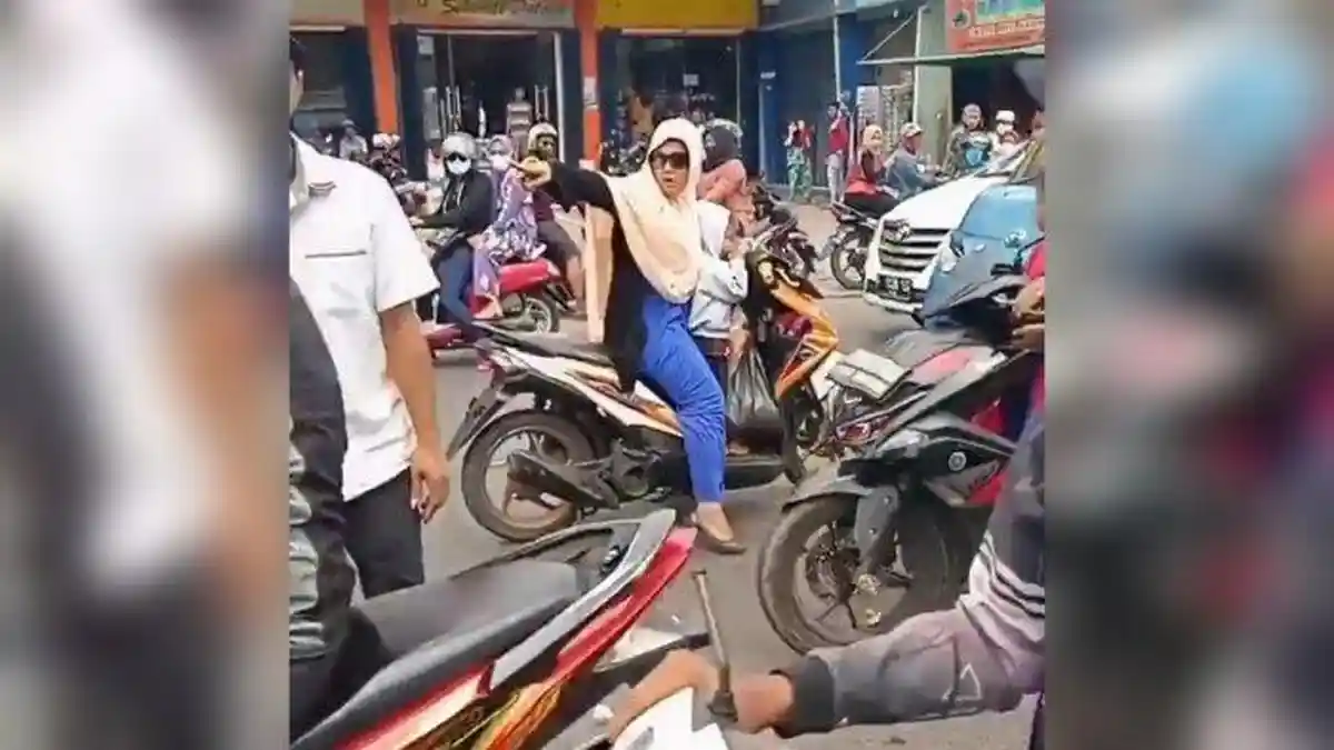 Viral Emak-emak Bawa Motor Lawan Arah hingga Buat Macet, Ditegur Pemotor Lain Malah Diteriakin Balik