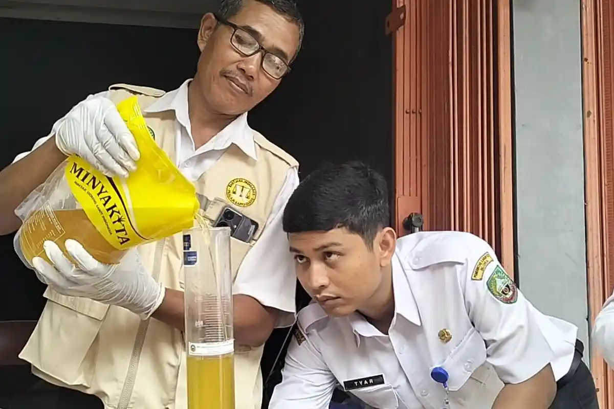 Sidak di Pasar Tradisional di Blora, Dindagkop UKM Temukan Takaran MinyaKita Tidak Sesuai Kemasan