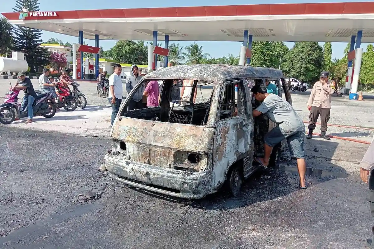 Angkot Jurusan Kalianda-Bakauheni Kebakaran di Area SPBU Desa Suka Baru Lampung Selatan
