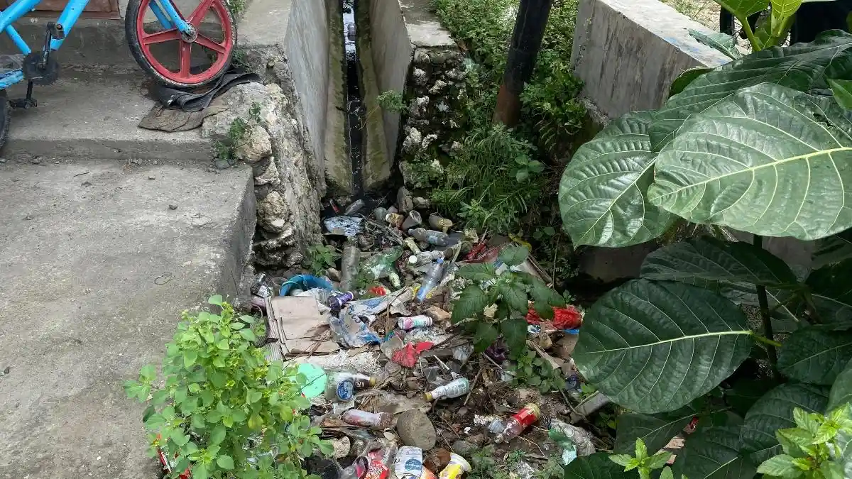Sampah Menumpuk di Drainase Anjungan Pasangkayu, Pedagang Terancam Sanksi