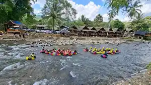 Wisatawan-nikmati-river-tubing-di-Loksado.jpg