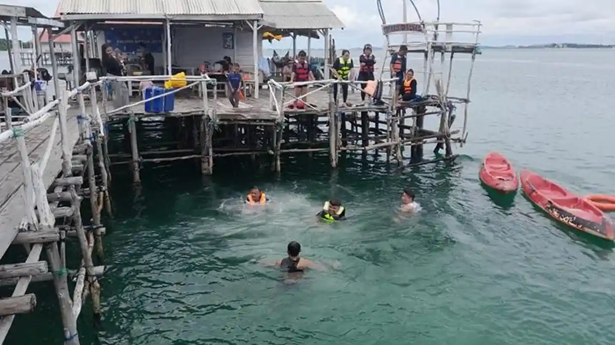 Pesona Destinasi Wisata Kelong Apung di Kabupaten Bintan, Kepri ...