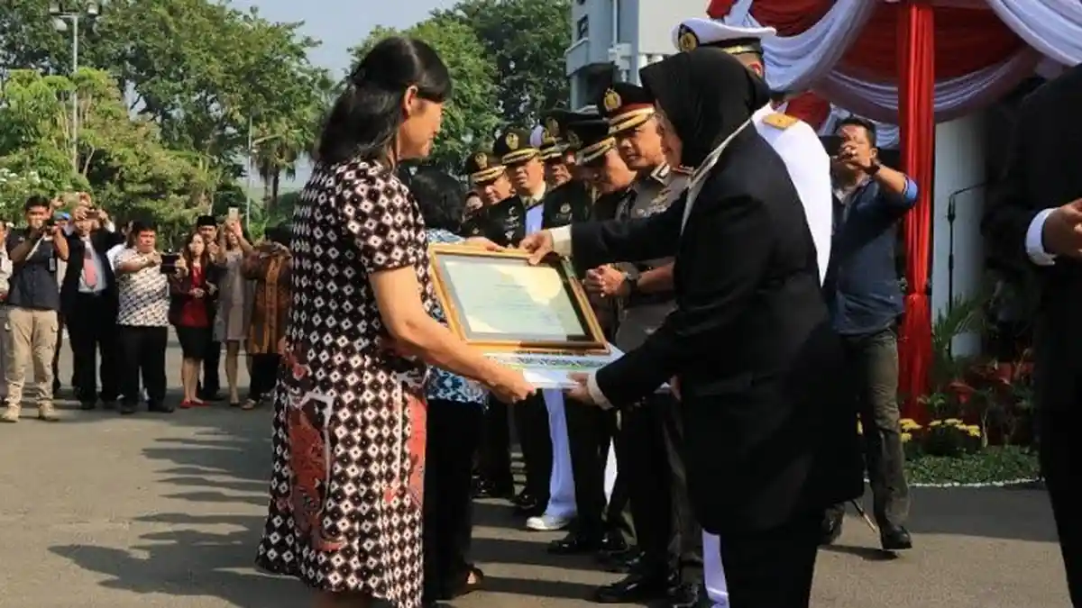 Wow, Risma Beri Penghargaan Bagi Penghadang Teroris Surabaya, Siapa Saja?