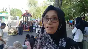 Warga-saksikan-pawai-1606.jpg