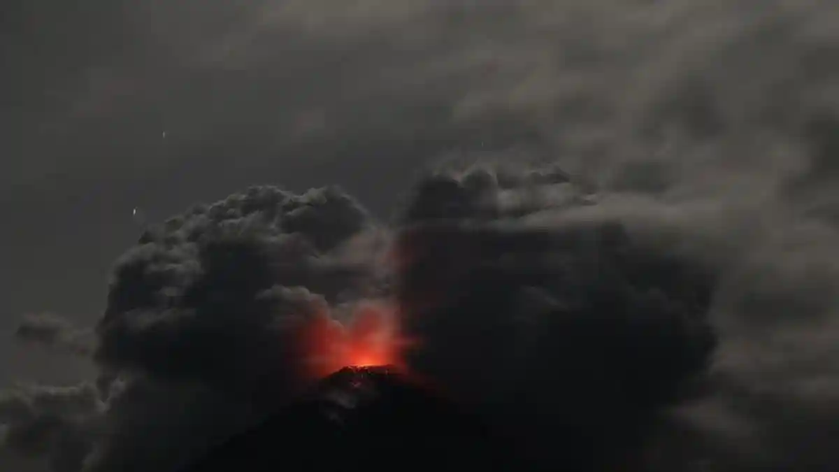 Gunung Lewotobi Meletus Dahsyat, Sebanyak  2 Orang Warga Desa Nurabelen Alami Luka Bakar