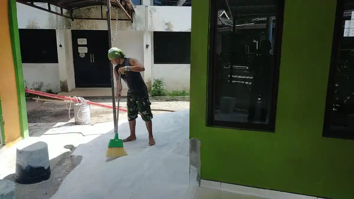 Bertato Hingga di Wajah, Dipercaya Jadi Petugas Kebersihan Mushala Al Hidayah