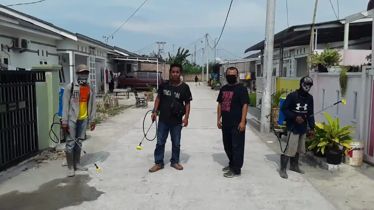 Ray Pendopo Semprotkan Disinfektan di Tujuh Kawasan Perumahan di Deliserdang