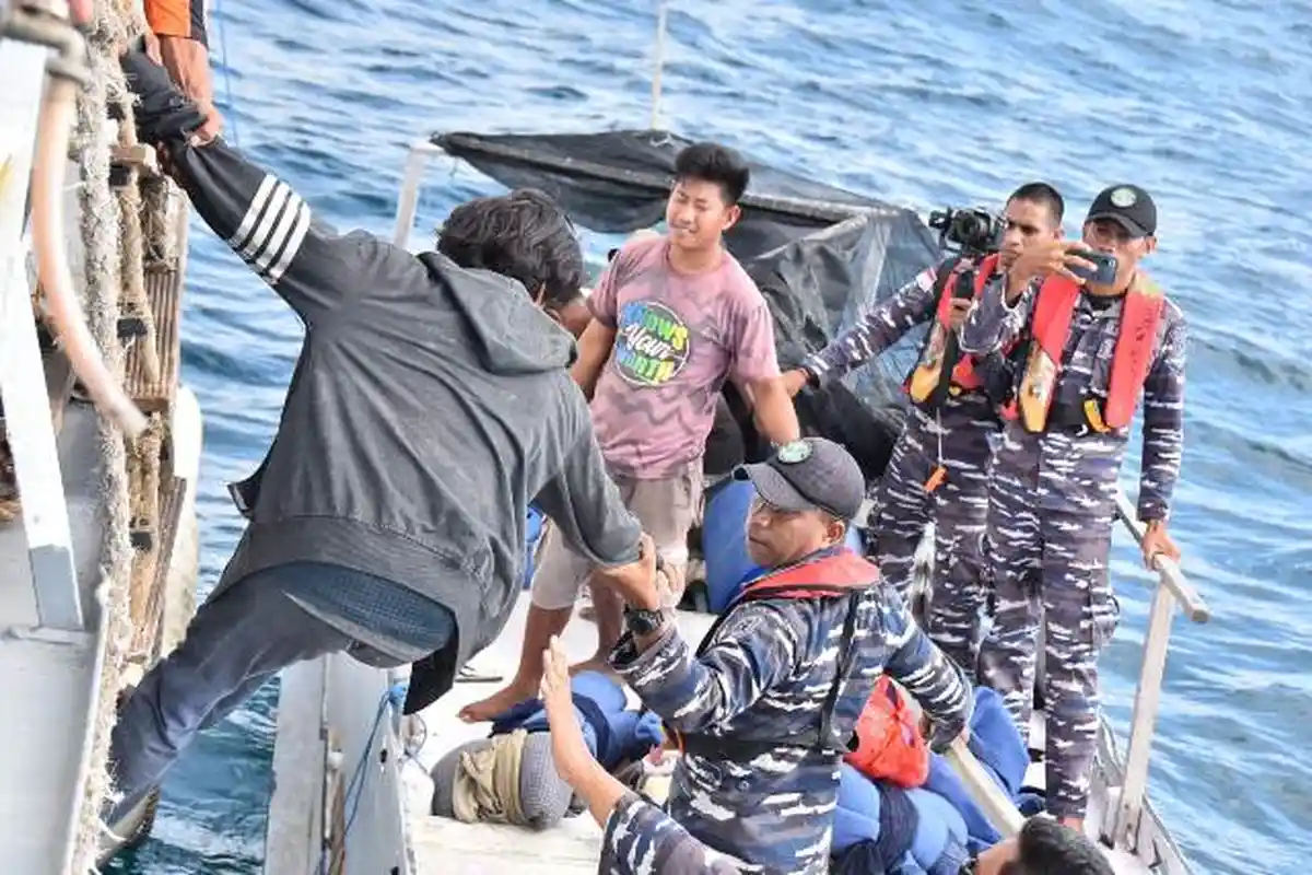 Lanal Pulau Rote dan Basarnas Wilker Rote Jemput 12 Nelayan yang Terdampar di Australia