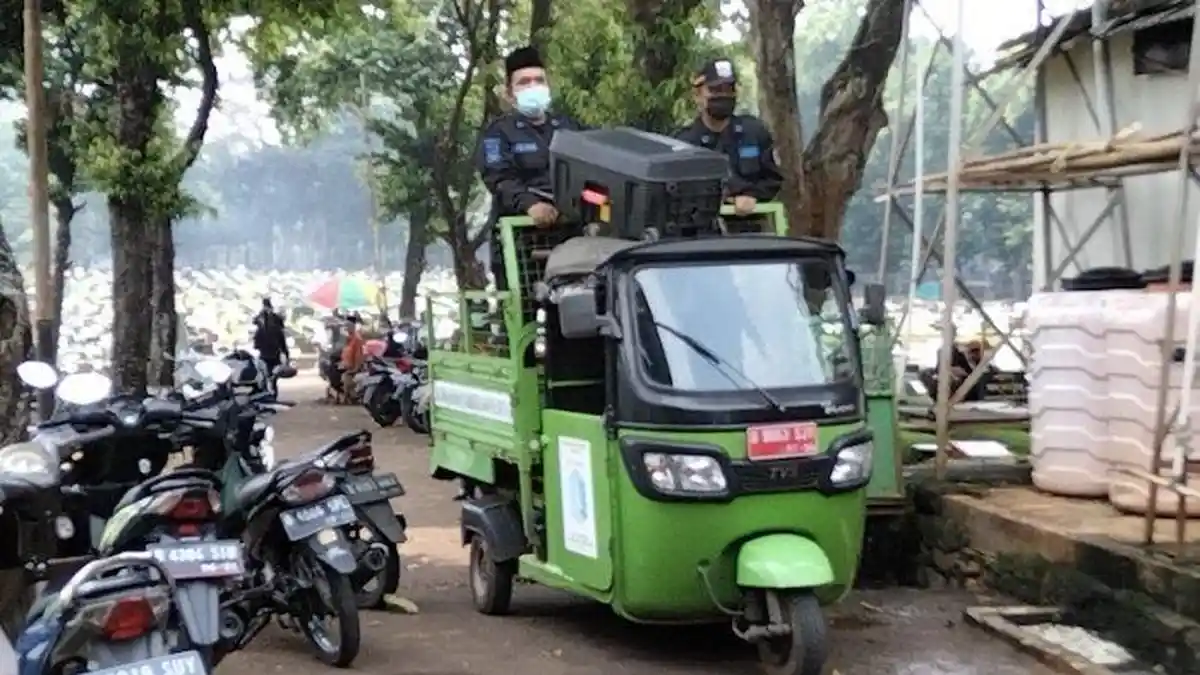 Usir Warga yang Nekat Berziarah, Petugas TPU Tanah Kusir Keliling Bawa Speaker Portabel