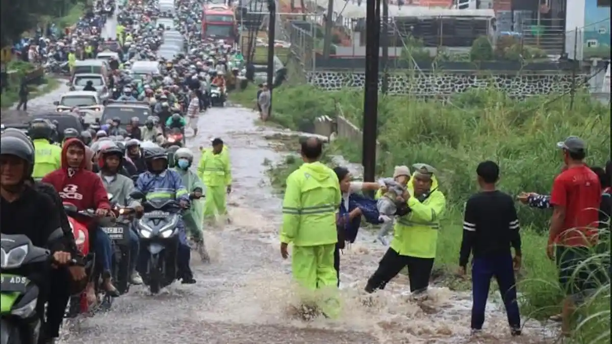 Banjir di Penatapan Karo, Polisi Bantu Evakuasi Warga dan Dorong Kendaraan Mogok