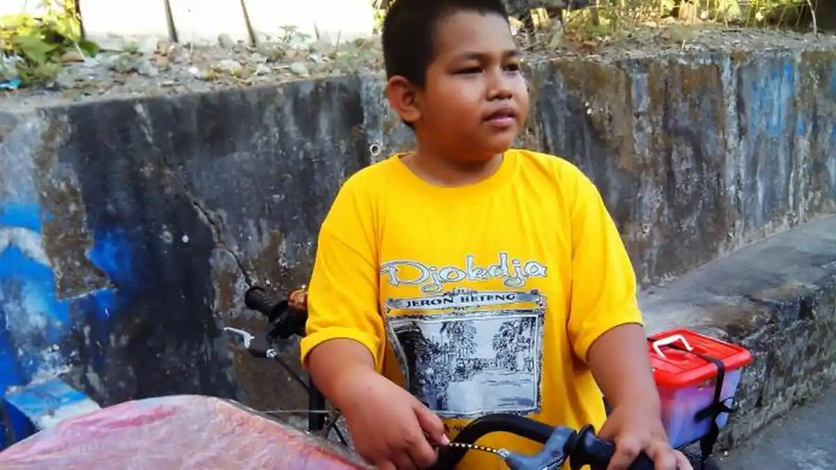 Kisah Bocah Penjaja Kue, Rajin Menabung Agar Bisa Beli Alquran