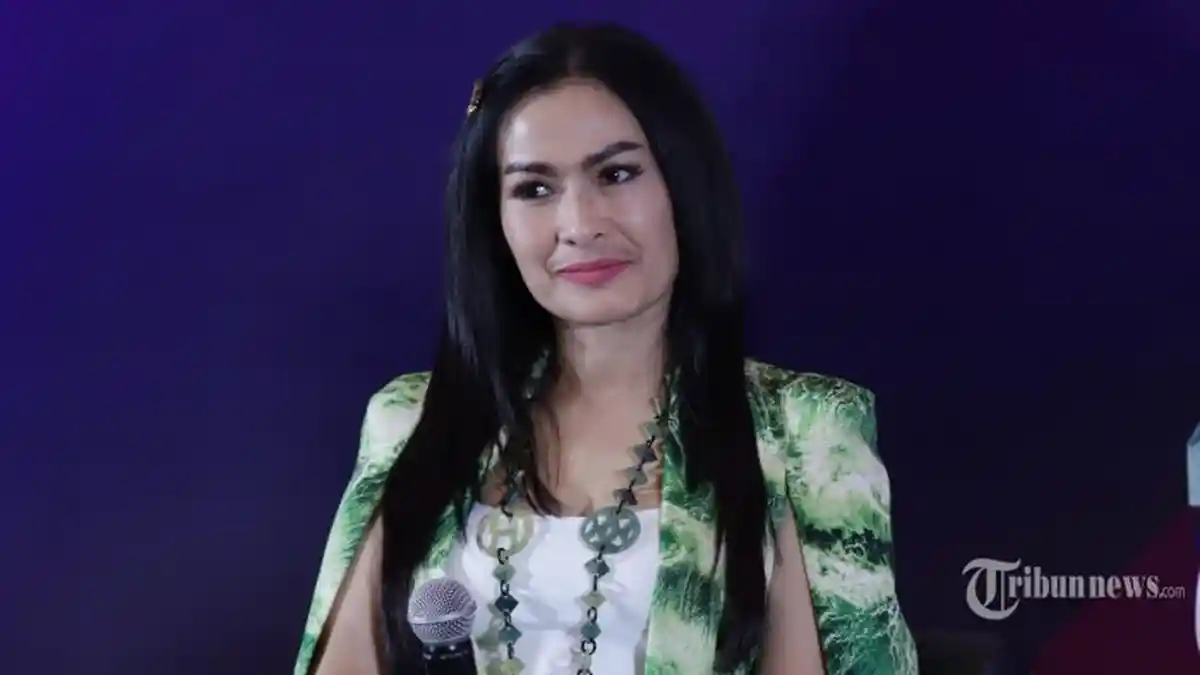 Kumis Tipisnya Dicemooh Netizen, Iis Dahlia: Gue Mah Ketawa-ketawa Aja