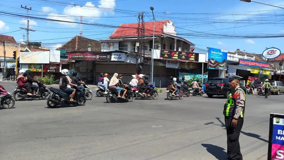 Arus Lalu Lintas Simpang Empat Plemahan Kediri Ramai Lancar Saat Libur Lebaran