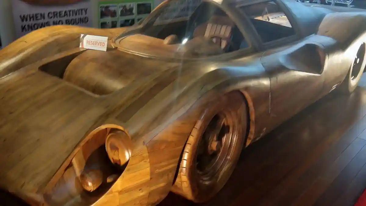 Replika Antik Mobil Ferrari dan Motor Royal Einfield Berbahan Kayu Jati di IIMS 2018