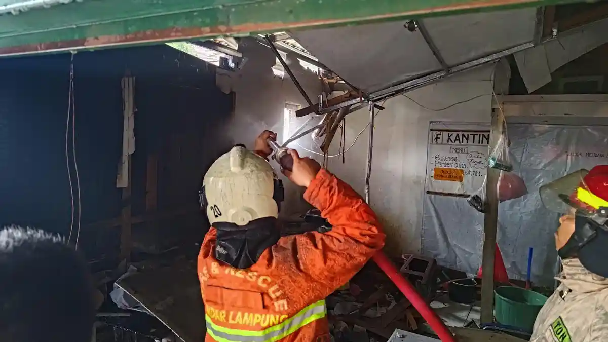 Kebakaran Kios Kantin di SPN Kemiling, Diduga Akibat Korsleting Kulkas