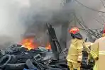 Kebakaran Gudang Ban di Kemuning Picu Kepanikan, Asap Hitam Pekat Selimuti Permukiman