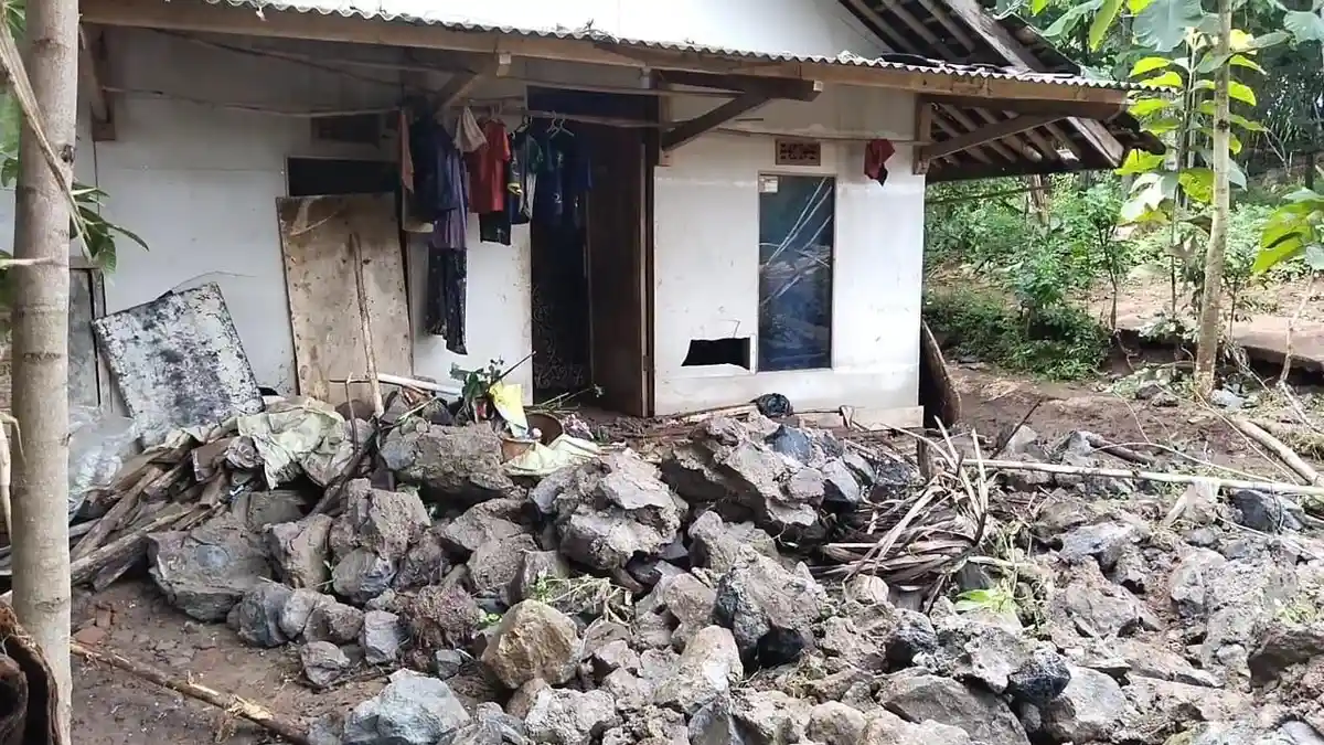 Hujan Deras, Benteng Pabrik Sepatu di Cibatu Garut Ambruk Timpa Rumah Warga