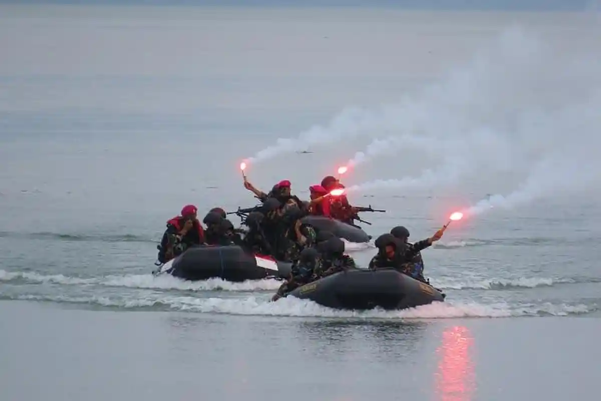 Latihan Operasi Pendaratan Satgas Ops Trisila di Talise Palu, Bakti Sosial untuk Nelayan