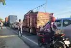 Macet-di-Jalan-Raya-Manyar-Gresik-Selasa-1382024.jpg