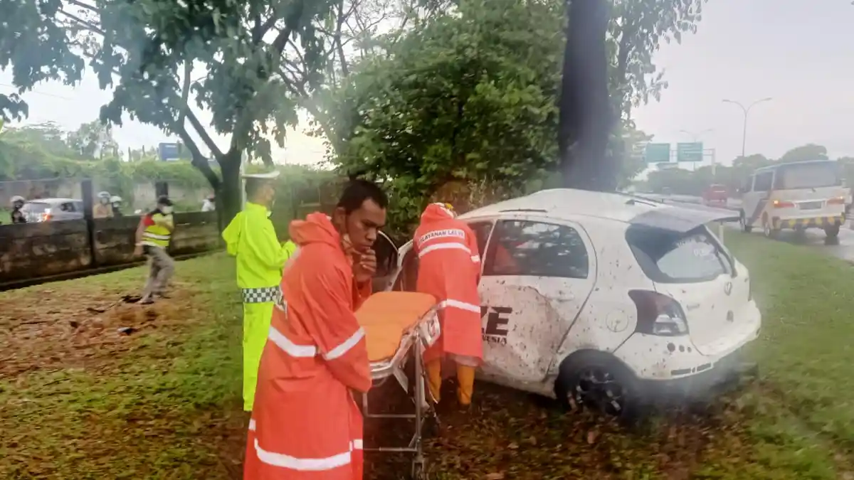 Yaris Putih Tabrak Pohon di Jalan Tol Sutami Makassar