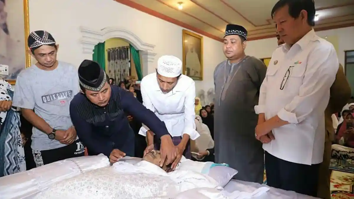 Wali Kota Lumentut Melayat ke Rumah Duka Pengasuh Yayasan Alhikam