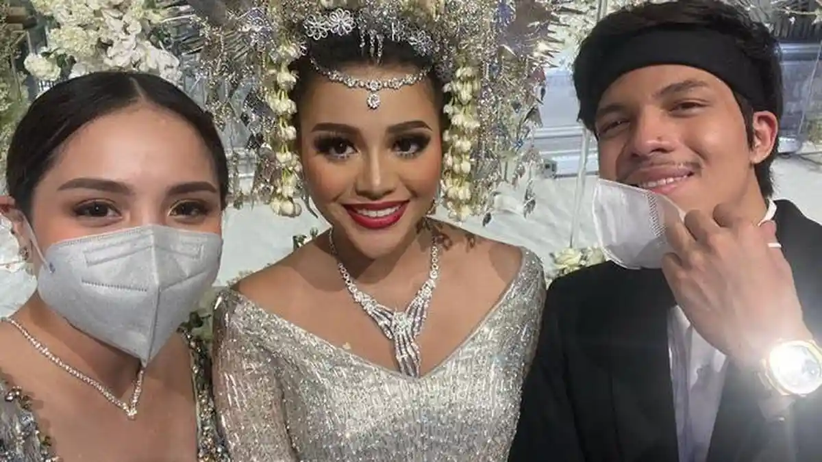 Ayu Ting Ting Mematung di Nikahan Atta-Aurel, Tak Disapa Nagita, karena Isu Selingkuh sama Raffi?
