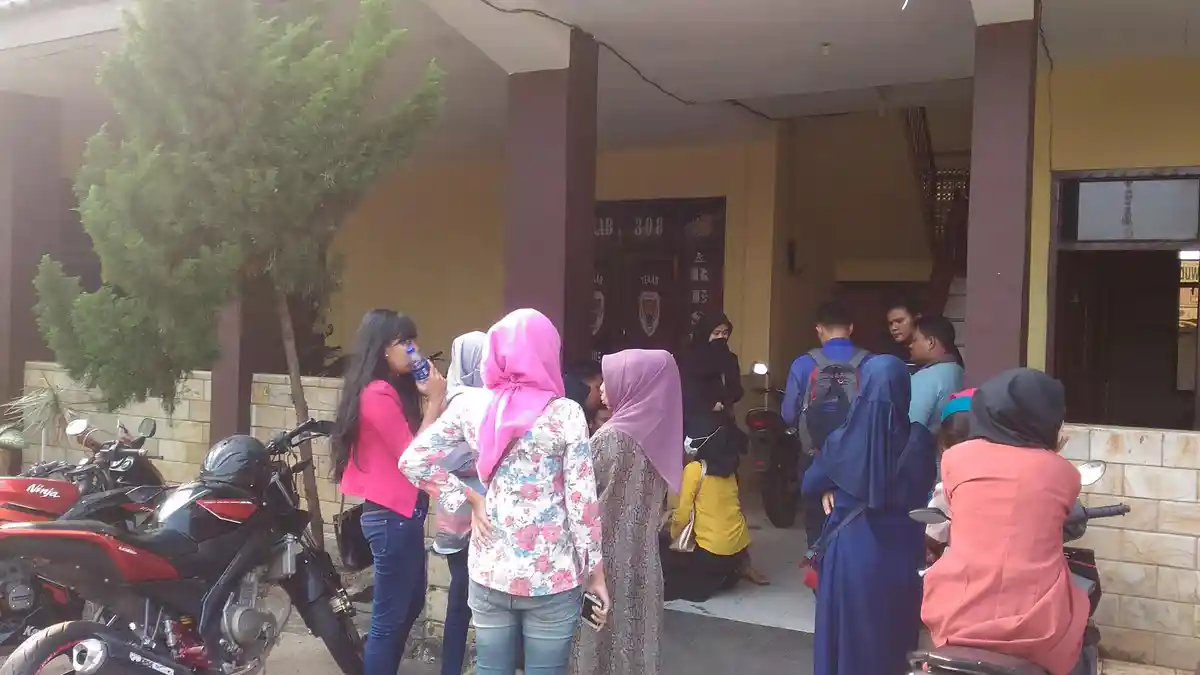 BREAKING NEWS - Bawa Suami dan Anak Pelaku, Puluhan Korban Penipuan Datangi Mapolresta