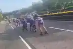 viral-pesepatu-roda-di-tengah-jalan-rayapng.jpg