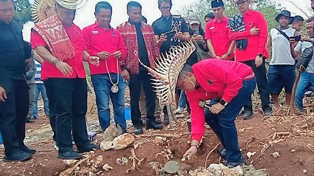 Hasto Kristiyanto Letakkan Batu Pertama Pembangunan Kantor DPC PDIP Rote Ndao