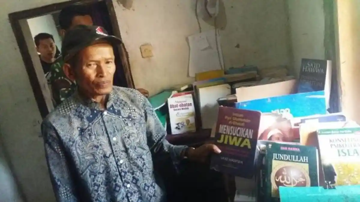 Orang Tua Terduga Pelaku Bom Dijemput Densus 88