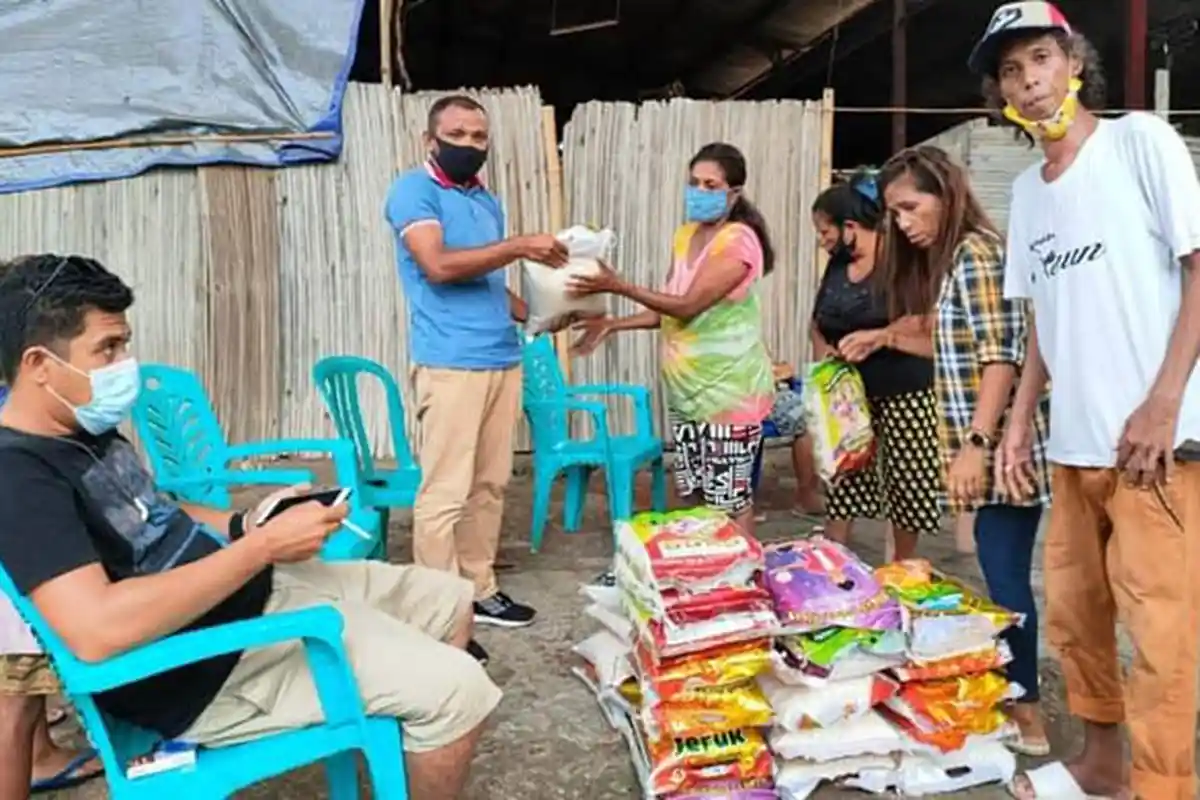 Taman Daun Lembata Bagi Sembako Untuk Warga Eks Pengungsi Timor Leste di Kupang