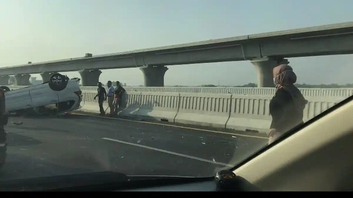 Alami Kecelakaan Tunggal, Mobil Cayla Terbalik di Jalan Layang MBZ